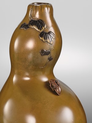 Lot 31 - KITAGAWA HOKUSEN I: A MAGNIFICENT AND RARE ‘HATCHING CICADA’ DOUBLE-GOURD BRONZE VASE, DATED 1922