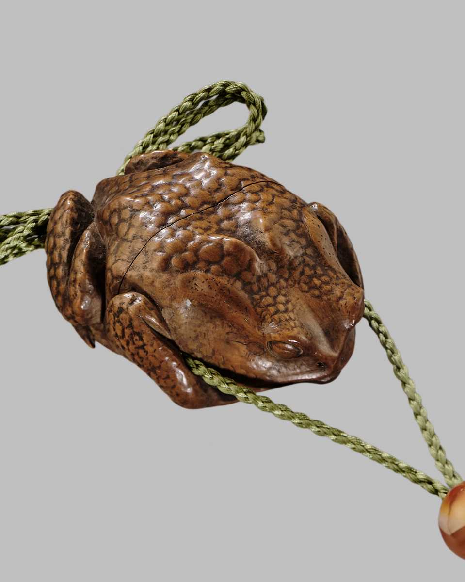 Lot 52 - GYOKUSEKI: A RARE WOOD SINGLE-CASE INRO OF A TOAD