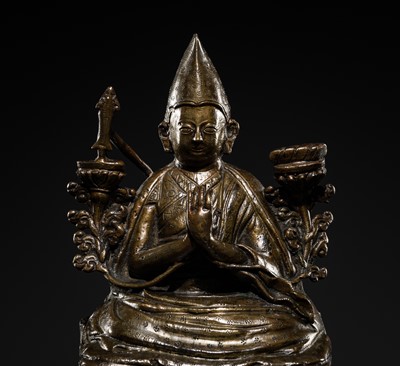 A BRONZE FIGURE OF TSONGKHAPA, TIBET, 18TH-19TH CENTURY
