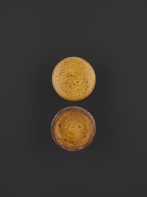 Lot 183 - A YELLOW GLAZED MARBLED CIRCULAR BOX AND COVER, TANG DYNASTY