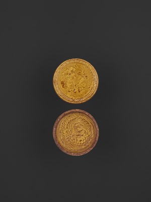 Lot 183 - A YELLOW GLAZED MARBLED CIRCULAR BOX AND COVER, TANG DYNASTY