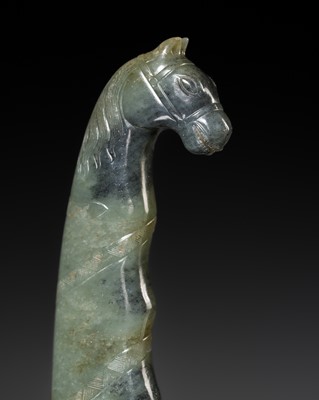 Lot 604 - A MUGHAL JADE ‘HORSE’ KHANJAR HILT, INDIA, 17TH-18TH CENTURY