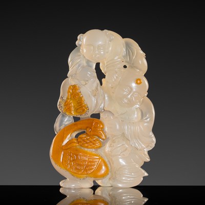 Lot 422 - AN AGATE ‘BOYS AND GOOSE’ PENDANT, QING DYNASTY
