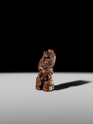 Lot 241 - GYOKUSEN TOMOCHIKA: A WOOD NETSUKE OF LADY TOKIWA GOZEN PROTECTING HER CHILDREN