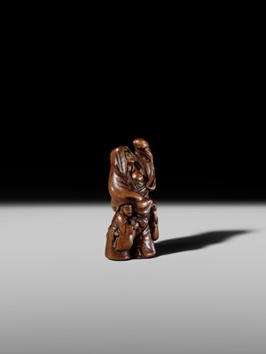Lot 241 - GYOKUSEN TOMOCHIKA: A WOOD NETSUKE OF LADY TOKIWA GOZEN PROTECTING HER CHILDREN