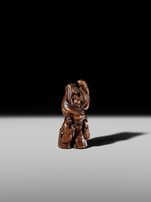 Lot 241 - GYOKUSEN TOMOCHIKA: A WOOD NETSUKE OF LADY TOKIWA GOZEN PROTECTING HER CHILDREN