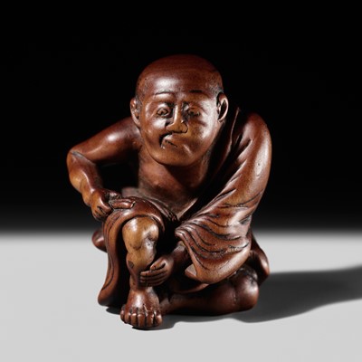 Lot 94 - A SUPERB WOOD NETSUKE OF A MAN APPLYING MOXA, SCHOOL OF MASANAO OF KYOTO