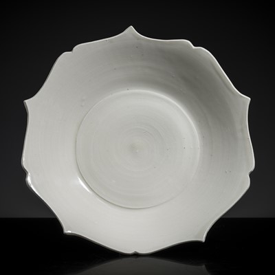 Lot 500 - A RARE WHITE-GLAZED BRACKET-LOBED DISH, FIVE DYNASTIES