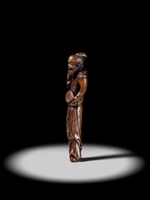 Lot 84 - A TALL AND SUPERB WOOD NETSUKE OF A CHINESE DRUMMER