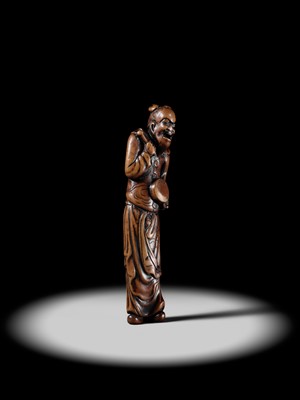 Lot 84 - A TALL AND SUPERB WOOD NETSUKE OF A CHINESE DRUMMER
