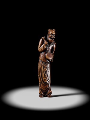 Lot 84 - A TALL AND SUPERB WOOD NETSUKE OF A CHINESE DRUMMER