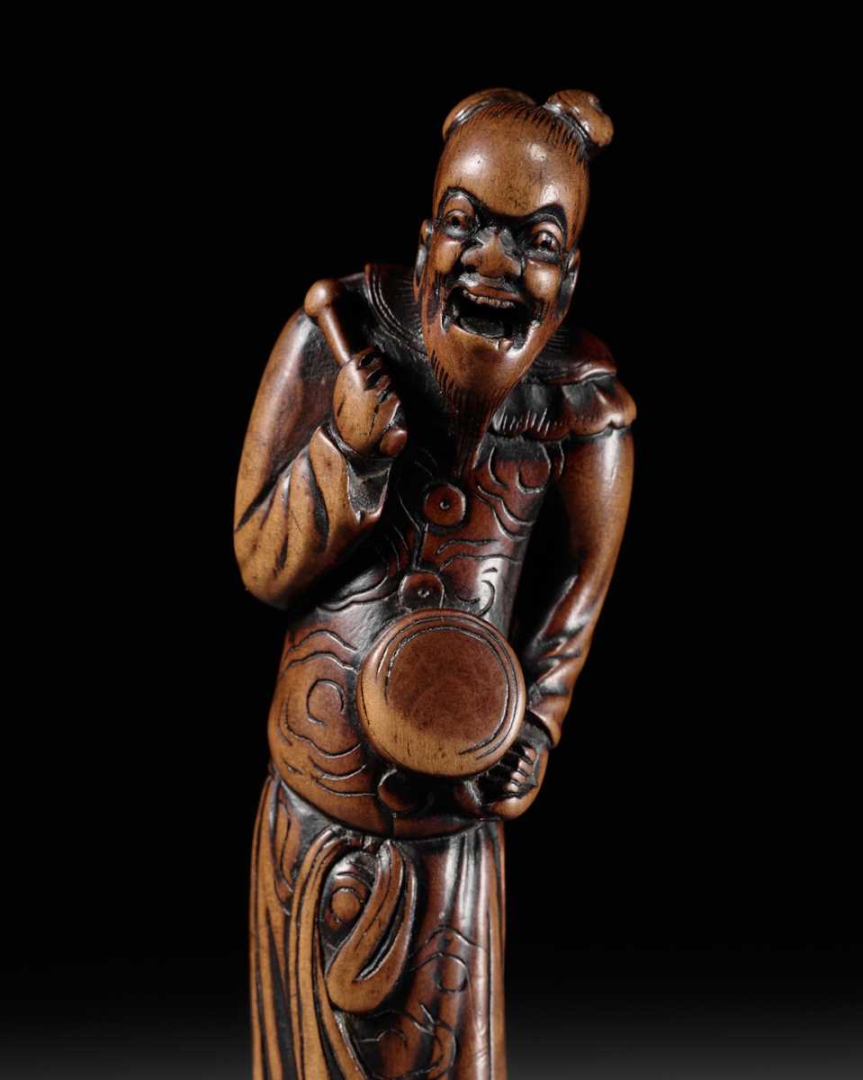 Lot 84 - A TALL AND SUPERB WOOD NETSUKE OF A CHINESE DRUMMER