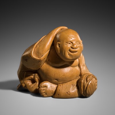 ALEXANDER DERKACHENKO: A CONTEMPORARY SHUNGA WOOD NETSUKE OF A CLAM TASTER