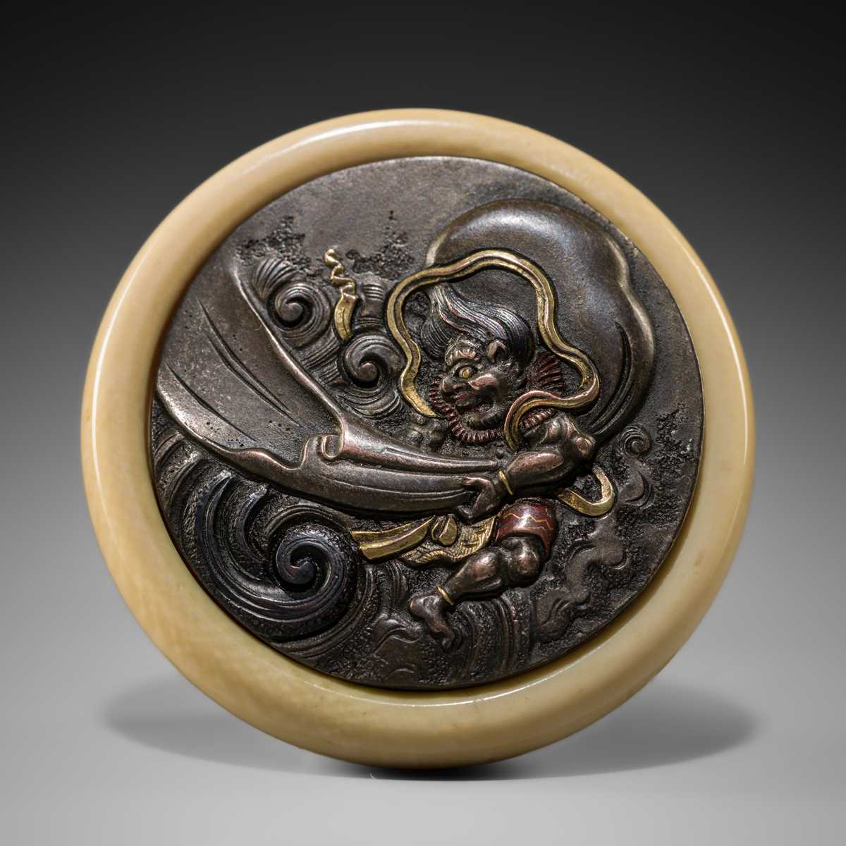 Lot 531 - AN IVORY AND SHIBUICHI KAGAMIBUTA NETSUKE