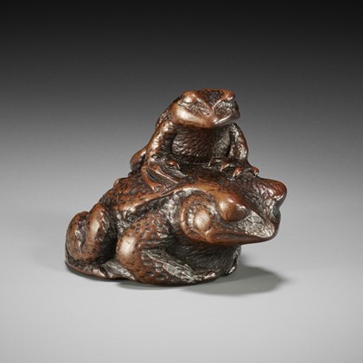 Lot 271 - A LARGE WOOD NETSUKE OF TWO TOADS