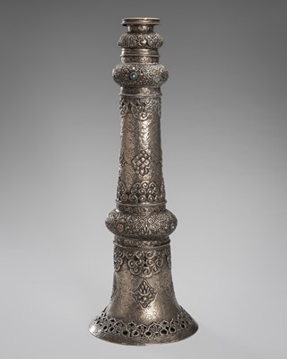 Lot 741 - AN INLAID SILVER REPOUSSÉ FOLDING LONG HORN, DUNG CHEN