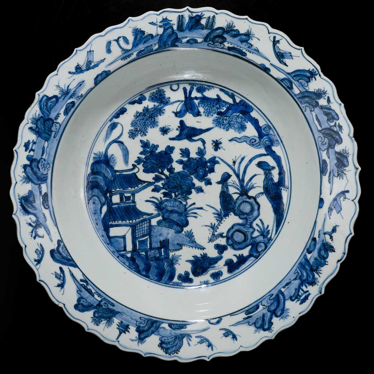 Lot 159 - A LARGE BLUE AND WHITE ‘BIRDS AND PAVILION’ BARBED-RIM CHARGER, LATE JIAJING-EARLY WANLI PERIOD