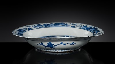 Lot 159 - A LARGE BLUE AND WHITE ‘BIRDS AND PAVILION’ BARBED-RIM CHARGER, LATE JIAJING-EARLY WANLI PERIOD