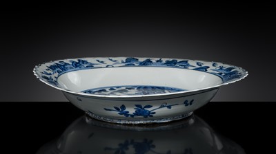 Lot 159 - A LARGE BLUE AND WHITE ‘BIRDS AND PAVILION’ BARBED-RIM CHARGER, LATE JIAJING-EARLY WANLI PERIOD