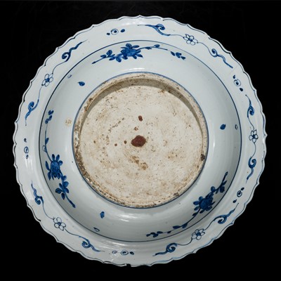 Lot 159 - A LARGE BLUE AND WHITE ‘BIRDS AND PAVILION’ BARBED-RIM CHARGER, LATE JIAJING-EARLY WANLI PERIOD