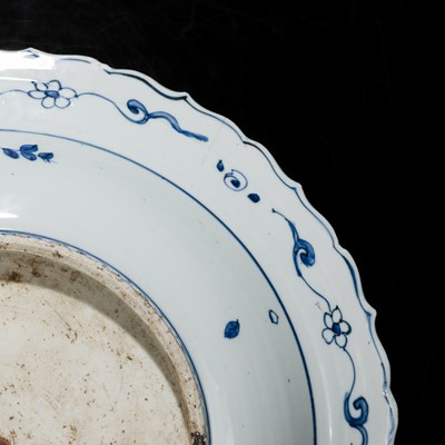 Lot 159 - A LARGE BLUE AND WHITE ‘BIRDS AND PAVILION’ BARBED-RIM CHARGER, LATE JIAJING-EARLY WANLI PERIOD