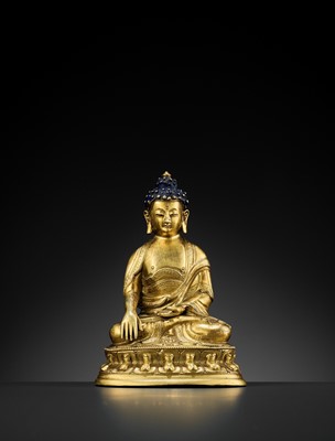 Lot 472 - A GILT BRONZE FIGURE OF BUDDHA SHAKYAMUNI, EARLY QING