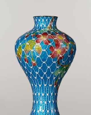 Lot 211 - HAYASHI HACHIZAEMON: A MORIAGE FISHNET AND GINBARI CLOISONNÉ ENAMEL VASE DEPICTING CHERRY BLOSSOMS