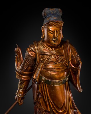 Lot 361 - A LARGE GILT-LACQUERED WOOD STATUE OF THE GUARDIAN KING ZENGZHANG TIANWANG (VIRDUHAKA), 17TH CENTURY