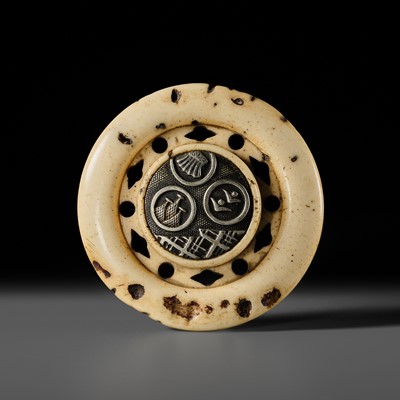 Lot 336 - A FINE ANTLER AND SHIBUICHI KAGAMIBUTA WITH THREE KAMON CRESTS, ATTRIBUTED TO KOKUSAI