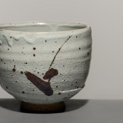 HASEGAWA JUICHI: A MOTTLED UZURA-YU (QUAIL EGG-SHELL) GLAZED EARTHENWARE TEA BOWL (CHAWAN)