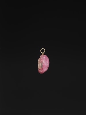 Lot 39 - A PINK AND GREEN TOURMALINE ‘PENSIVE MONKEY’ PENDANT, LATE QING DYNASTY