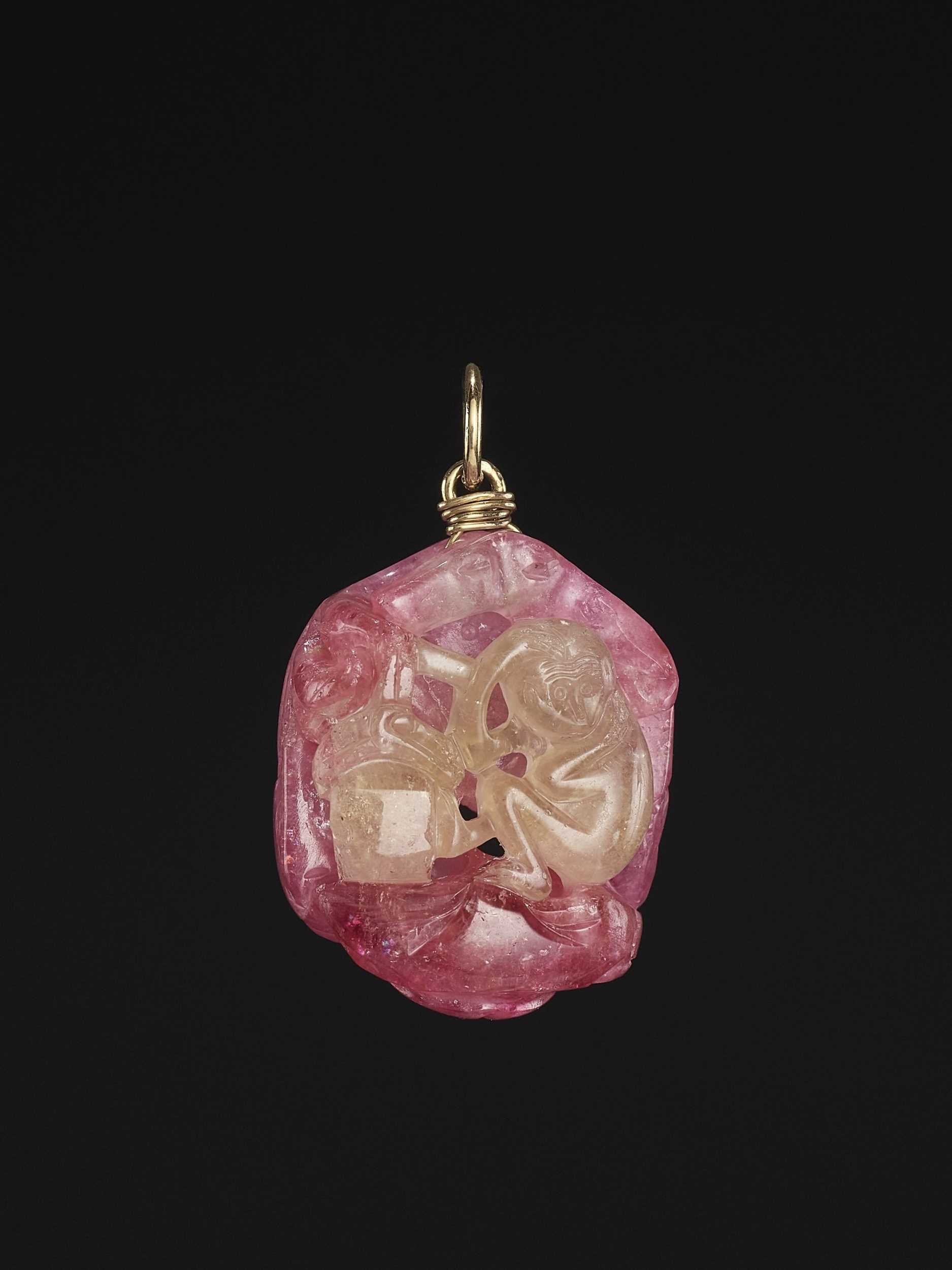 Lot 39 - A PINK AND GREEN TOURMALINE ‘PENSIVE MONKEY’ PENDANT, LATE QING DYNASTY