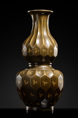 A GOLD-SPLASHED FACETED DOUBLE-GOURD VASE, 17TH-18TH CENTURY