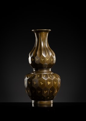 A GOLD-SPLASHED FACETED DOUBLE-GOURD VASE, 17TH-18TH CENTURY