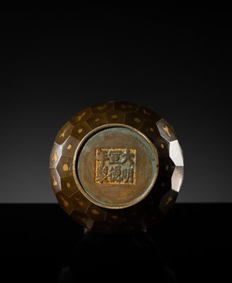 A GOLD-SPLASHED FACETED DOUBLE-GOURD VASE, 17TH-18TH CENTURY