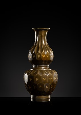 A GOLD-SPLASHED FACETED DOUBLE-GOURD VASE, 17TH-18TH CENTURY