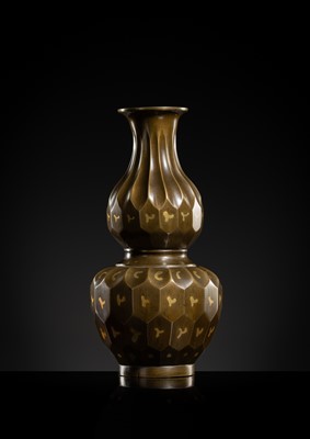 A GOLD-SPLASHED FACETED DOUBLE-GOURD VASE, 17TH-18TH CENTURY