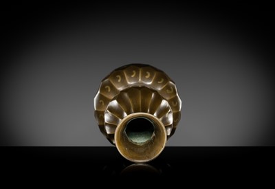 A GOLD-SPLASHED FACETED DOUBLE-GOURD VASE, 17TH-18TH CENTURY