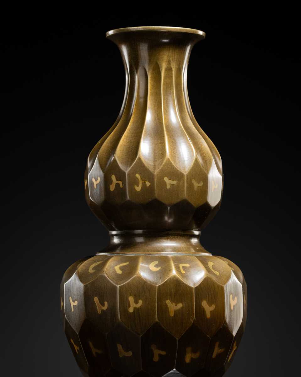 A GOLD-SPLASHED FACETED DOUBLE-GOURD VASE, 17TH-18TH CENTURY