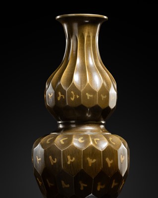 Lot 381 - A GOLD-SPLASHED FACETED DOUBLE-GOURD VASE, 17TH-18TH CENTURY