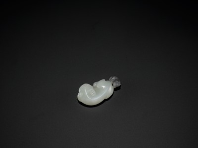 Lot 91 - A WHITE AND GRAY JADE ‘TWO CATS’ PENDANT, QING DYNASTY