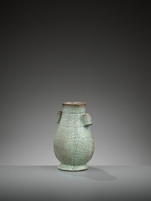 Lot 289 - A GE-TYPE VASE, HU, LATE QING TO REPUBLIC