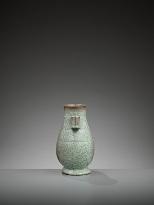 Lot 289 - A GE-TYPE VASE, HU, LATE QING TO REPUBLIC