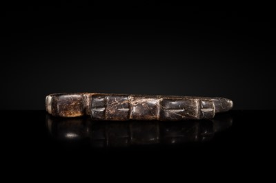 A FINE MOTTLED BROWN JADE ‘TIGER’ PENDANT, WESTERN ZHOU DYNASTY