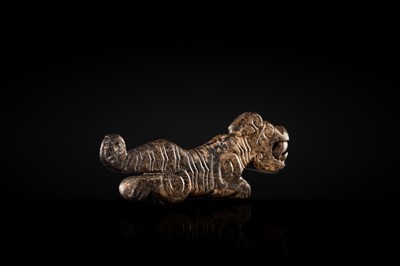 A FINE MOTTLED BROWN JADE ‘TIGER’ PENDANT, WESTERN ZHOU DYNASTY