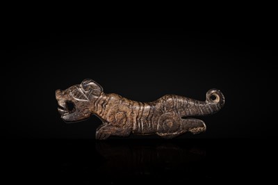 A FINE MOTTLED BROWN JADE ‘TIGER’ PENDANT, WESTERN ZHOU DYNASTY