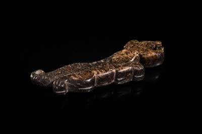 A FINE MOTTLED BROWN JADE ‘TIGER’ PENDANT, WESTERN ZHOU DYNASTY