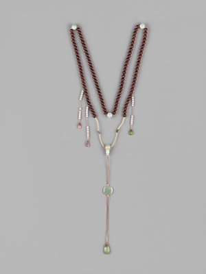 Lot 40 - AN AMBER AND JADEITE COURT NECKLACE (CHAO ZHU), QING DYNASTY