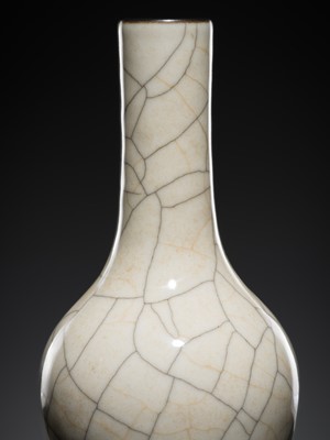 Lot 534 - A GE-TYPE GLAZED BOTTLE VASE, CHINA, 18TH CENTURY