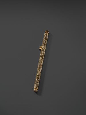 Lot 6 - A FINE RETICULATED GILT-DAMASCENED IRON PEN HOLDER, TIBET, 15TH-16TH CENTURY